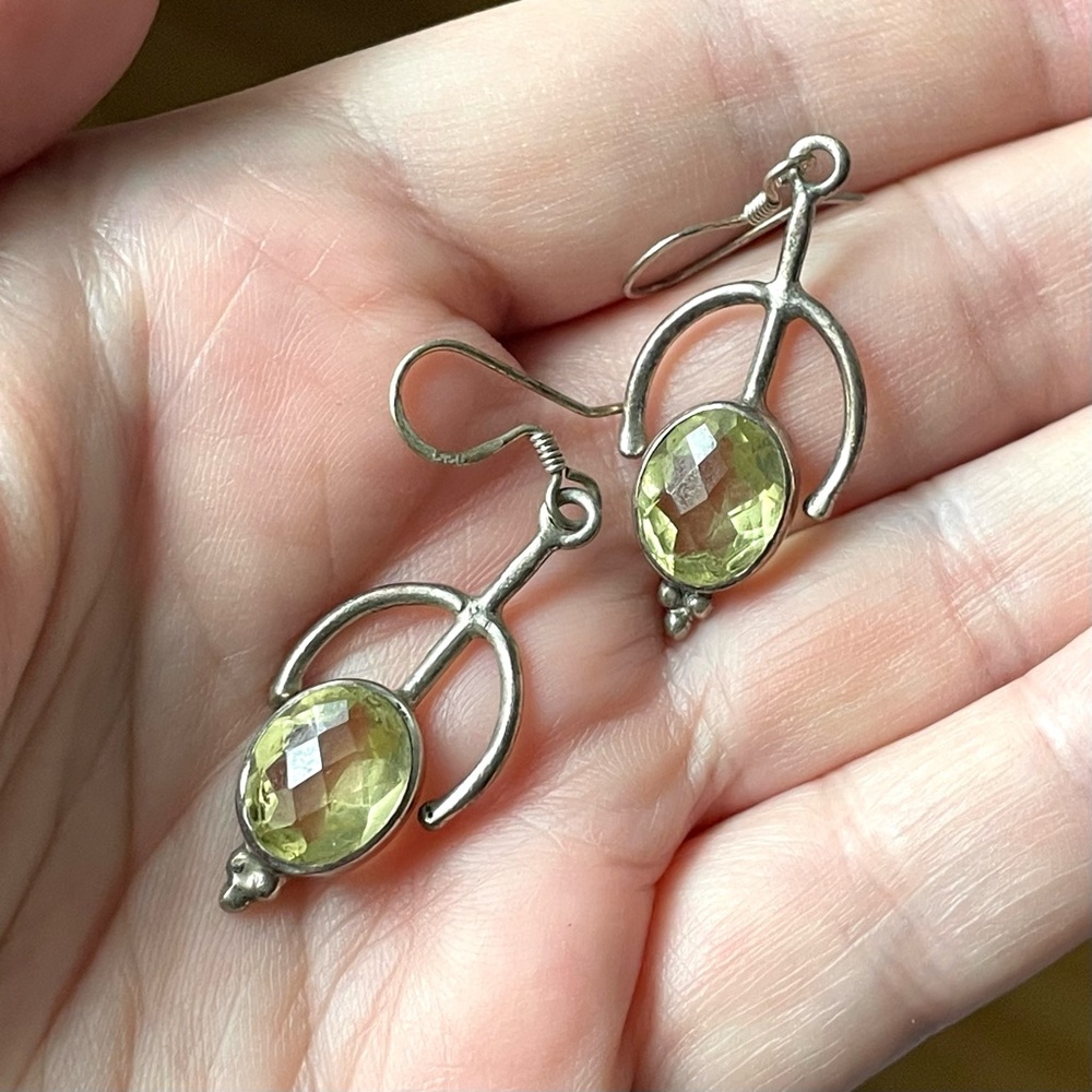 Vtg boho stamped 925 sterling silver faceted yellow-green stone dangle earrings